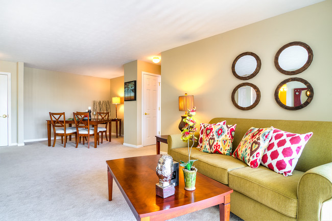 Living Room - Creekside at Meadowbrook Apartments