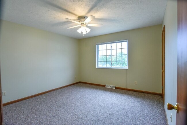 Building Photo - 4 bedroom 2 bath