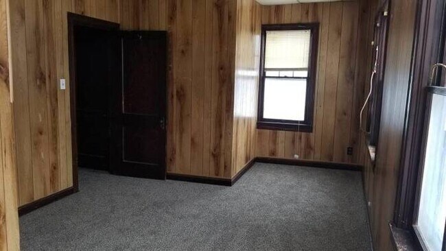 Building Photo - 302 S Grand Ave