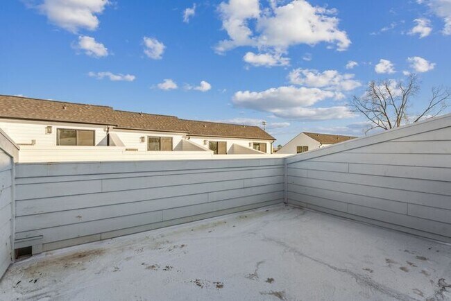 Building Photo - High-End 2BR Townhome | Rooftop Terrace + 2-Car Garage | 24-Unit Commnity