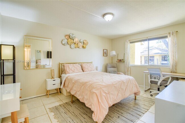 Building Photo - 3095 N Oakland Forest Dr