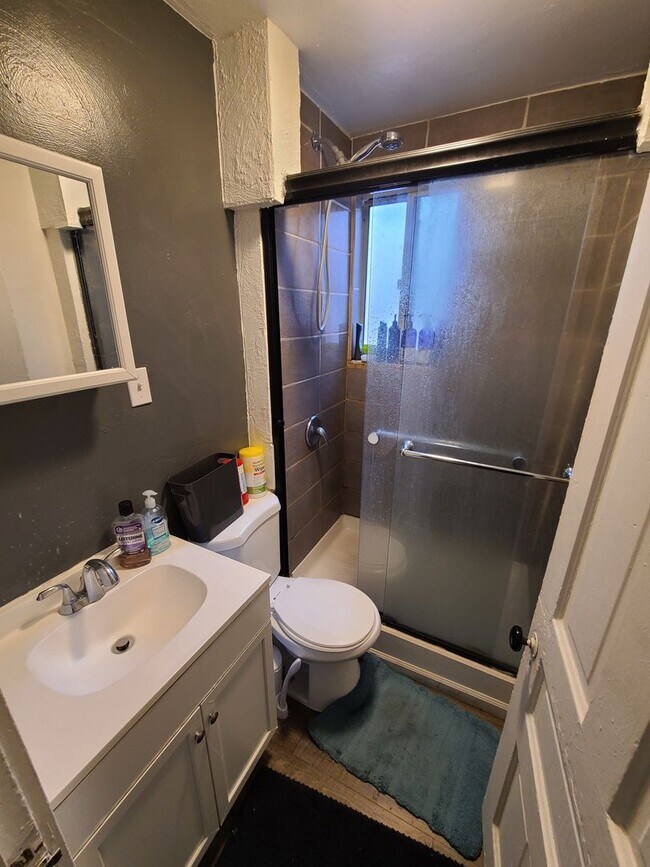 Building Photo - SPACIOUS 4 BEDROOM IN THE HEART OF OAKLAND