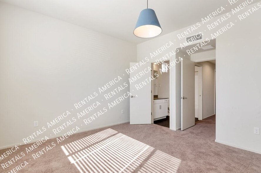 Building Photo - 872 E Park Modern Dr