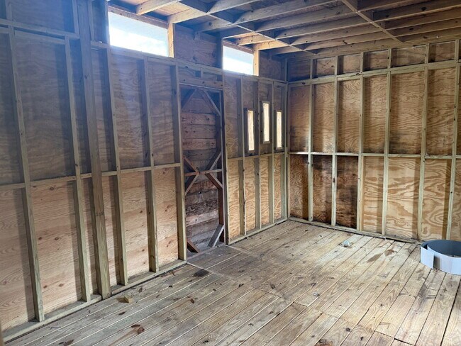 Building Photo - Location, Space and convenience at this adorable home.