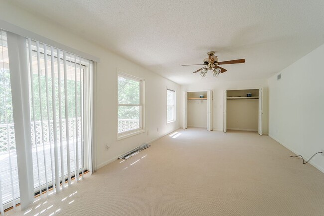 Building Photo - 4 bed, 3 bath, home with privet sunroom off master.