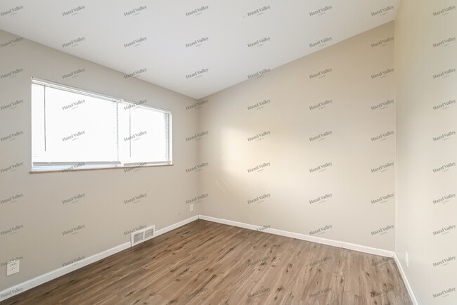 Building Photo - 2240 Hummingbird Dr