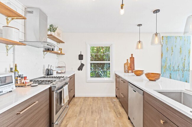 Building Photo - Fully Furnished 3-Bedroom, 1-Bath Modern Bungalow