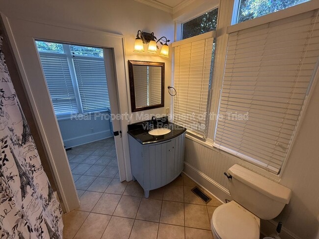 Building Photo - 513 S Hawthorne Rd