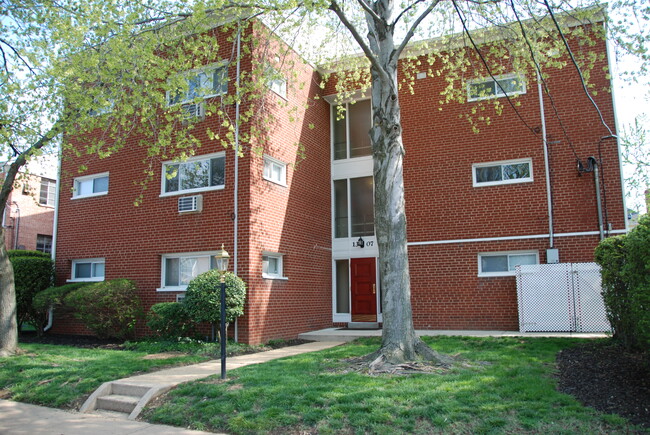 Primary Photo - Clarendon Court Apartments