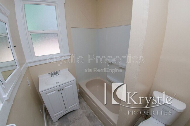 Building Photo - 526 Wilson Ave