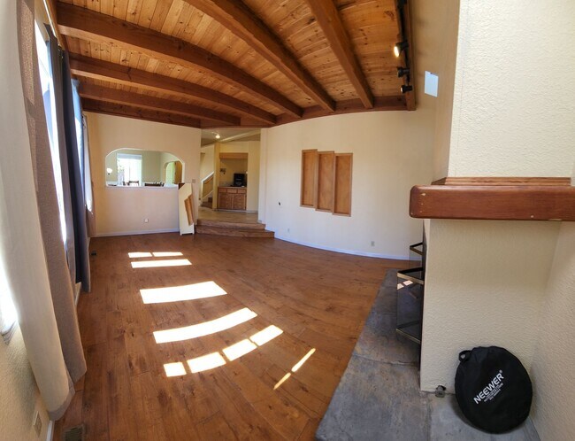 Building Photo - 5 Bedroom 3 Bath close to Poly, hiking and shopping!!