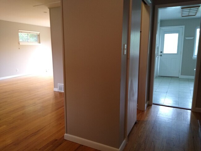 Building Photo - Stunning 4 bedroom 2 bath Virginia Village...