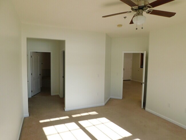 Building Photo - Recently Painted - 2 Bdrm Large Condo Edis...