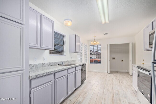 Building Photo - 509 E Rimrock Dr
