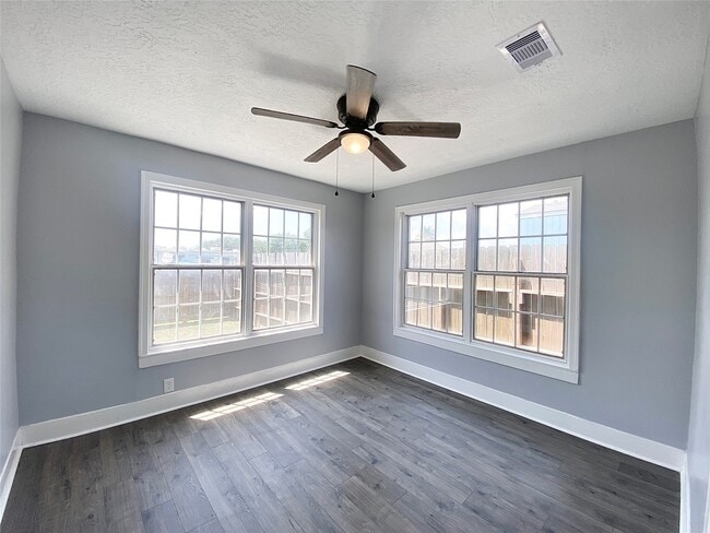 Building Photo - 2371 Broadway St