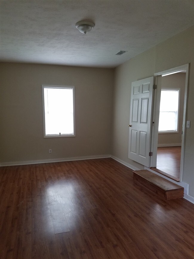 Building Photo - 103 E Sproles St