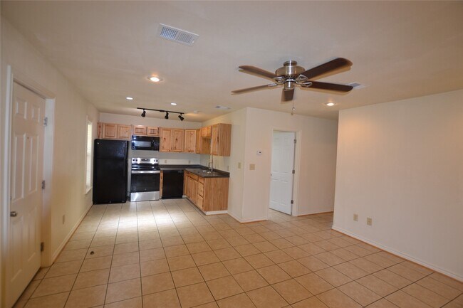 Building Photo - 253 Old Groveton Rd