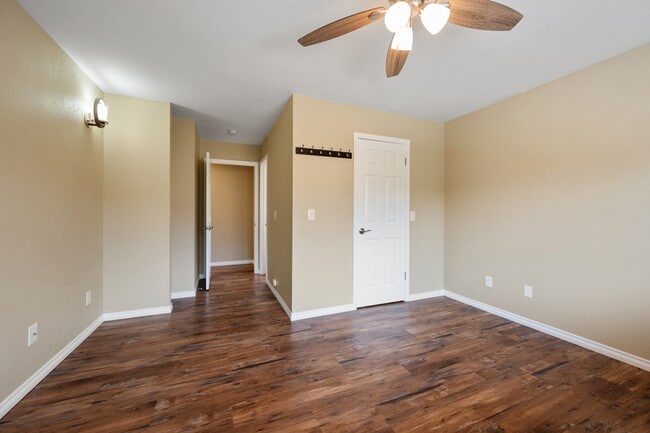 Building Photo - 885 Peregrine Ln