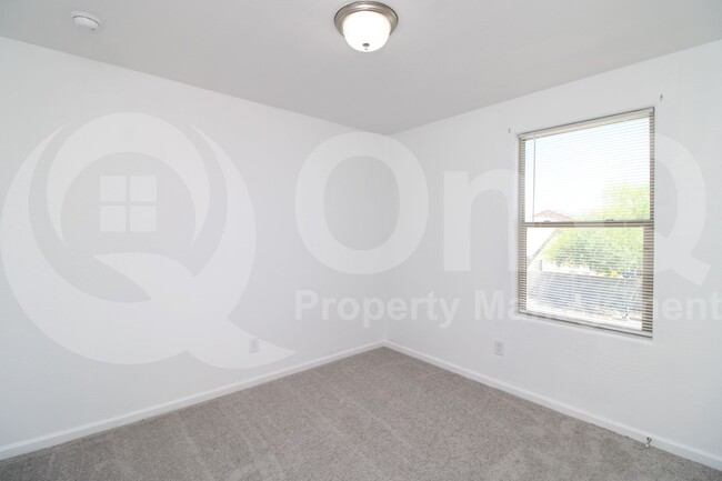 Building Photo - 822 N Navajo Ln