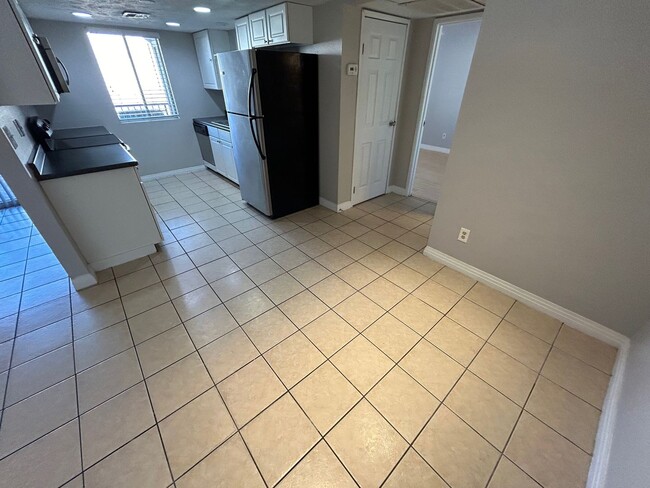 Building Photo - ADORABLE 1 BEDROOM 1 BATHROOM 1ST FLOOR CO...