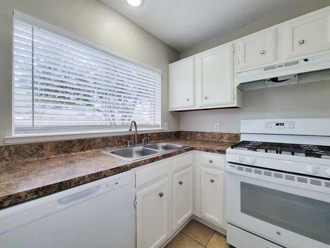 Building Photo - Welcome home to a bright & spacious retreat in sought-after Steeplechase where comfort, function ...