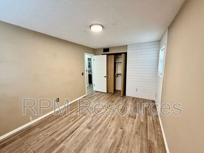 Building Photo - 2924 N McMillan Ave