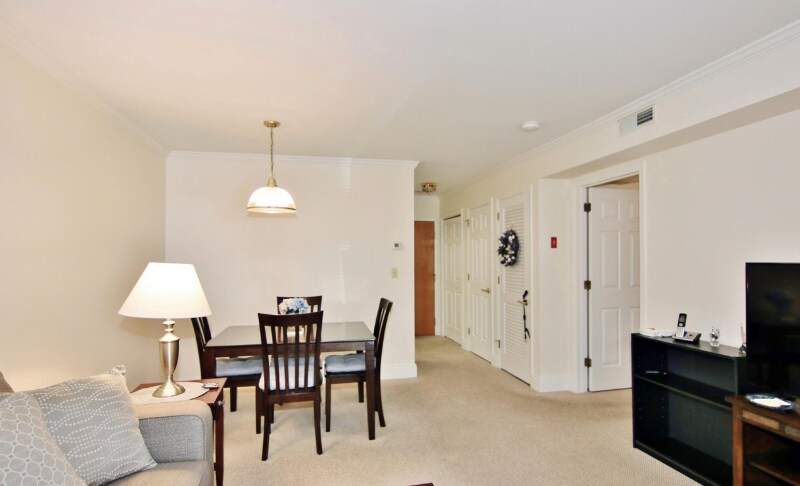 Building Photo - 351 Pemberwick Rd