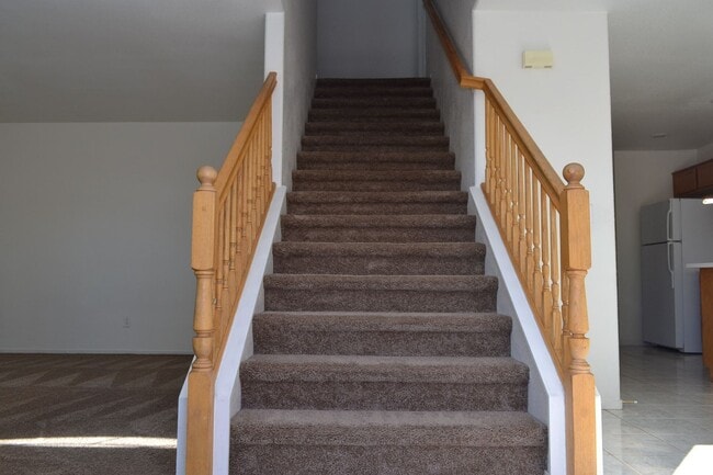 Building Photo - SW - ROOMY 3 BEDROOM 2.5 BATH TOWNHOME - 8...