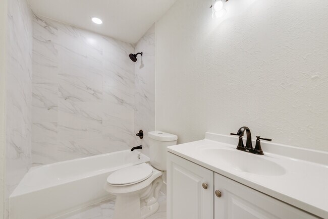 Building Photo - 221 Creek Cove Dr