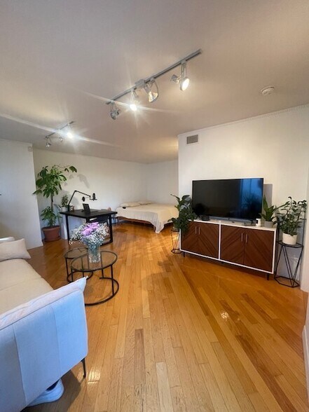 Building Photo - 1224 Poinsettia Dr