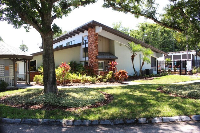 Building Photo - Lovely Home Available in the Royal Manor S...