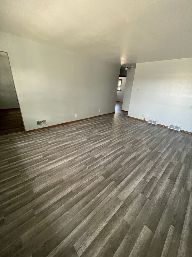 Building Photo - Large 3bed/1.5 bath unit!