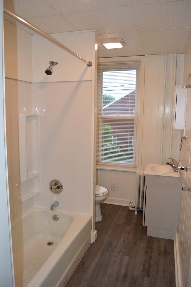 Building Photo - 445 W King St