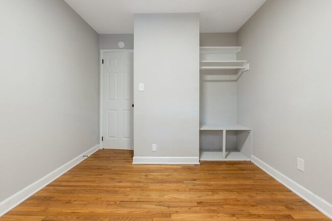 Building Photo - 852 N May St