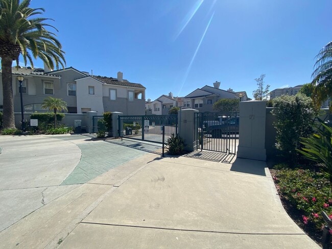 Building Photo - Spacious 3 Bedroom 2.5 Bath Townhouse with Private Garden Patio & a Community Pool/Spa! Attached ...
