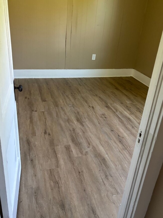 Building Photo - Section 8 Accepted! 3br 2-Story House