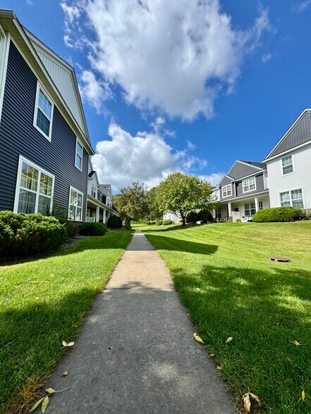 Primary Photo - 6819 Narcissus Ln N