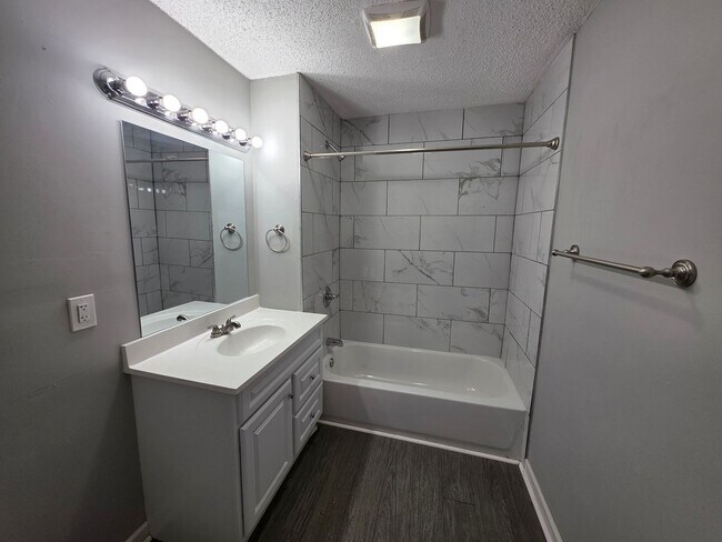 Building Photo - Spacious 4 Bed / 2.5 Bath Home with 2 Living Areas
