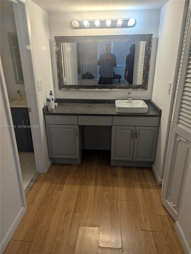 Building Photo - 3920 Inverrary Blvd