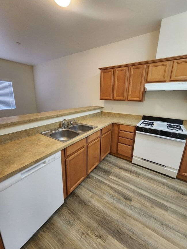 Building Photo - Ocean View Corner Apartment with Private Deck