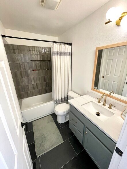 Building Photo - 8930 Northwood Park Cir