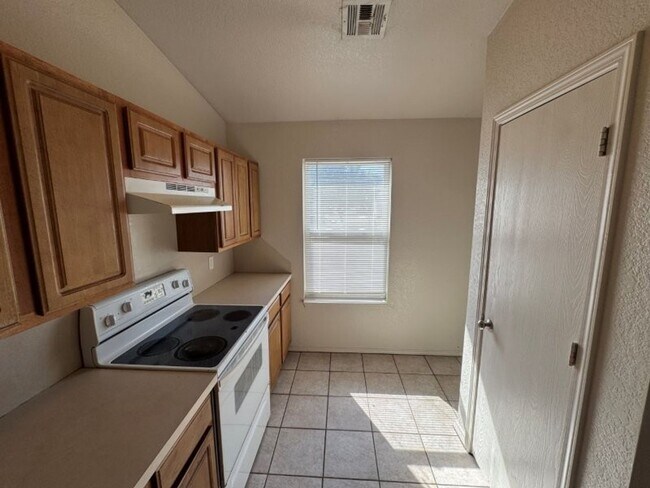 Building Photo - True 4 bed in Edmond, new carpet and paint!