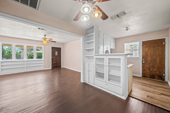 Building Photo - Cute 2/1.5 Duplex, Minutes from TTU & Downtown LBK