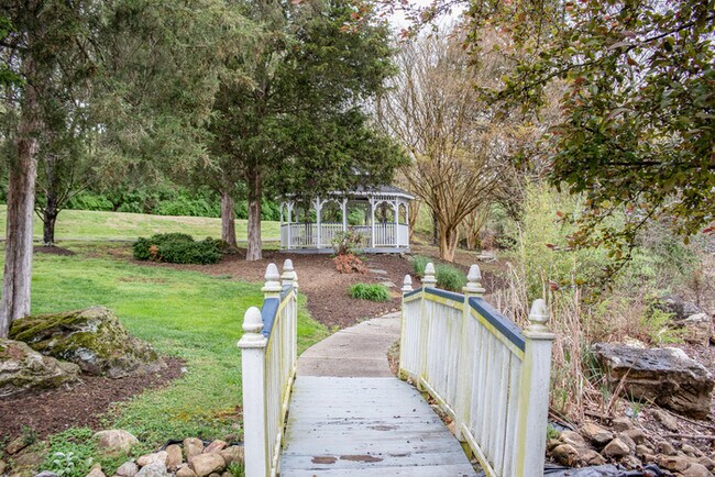 Building Photo - Updated 2BR 2.5BA Home w/ Lake Access • New Countertops • Patio in Farragut