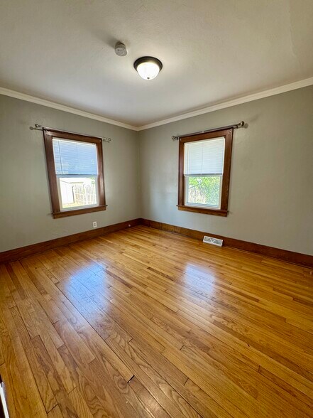 Building Photo - 416 E 29th Pl