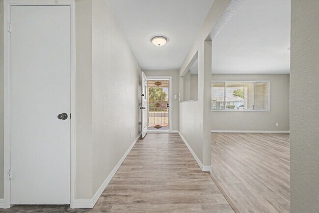 Building Photo - Single Family