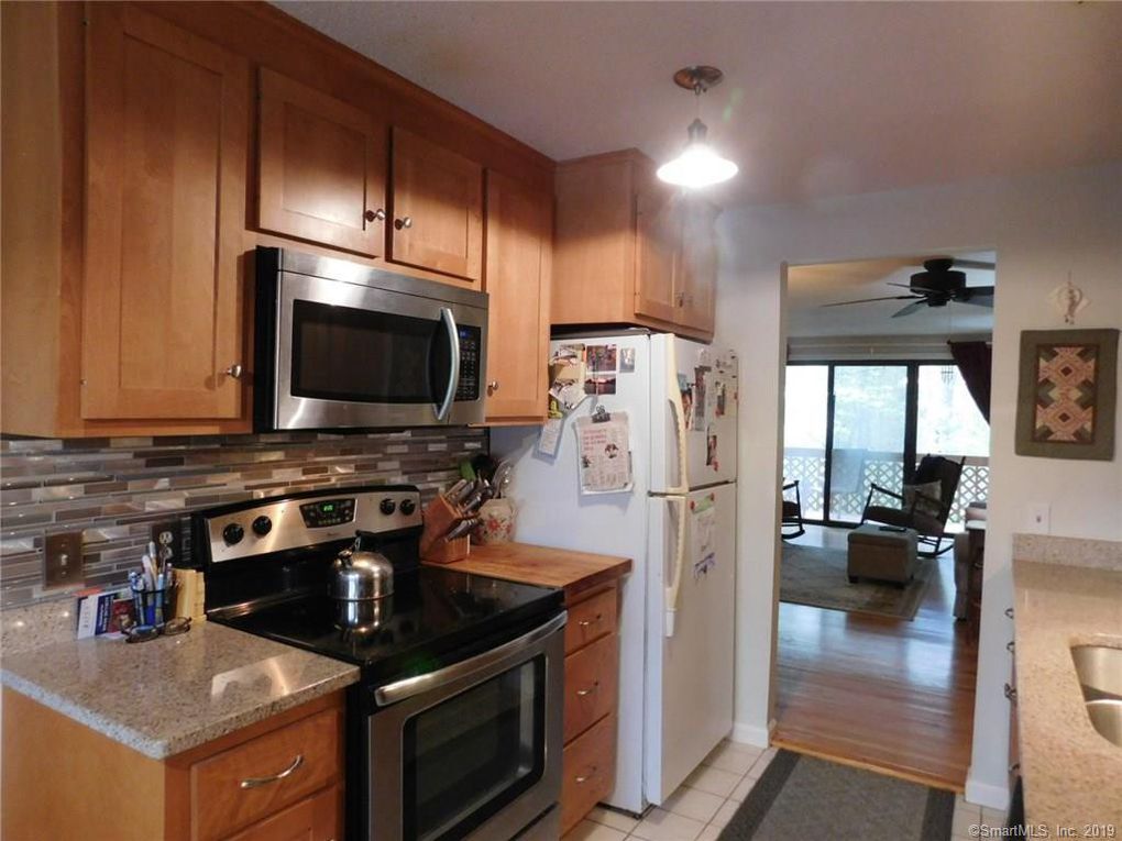 Kitchen - 32 Upper Pattagansett Rd