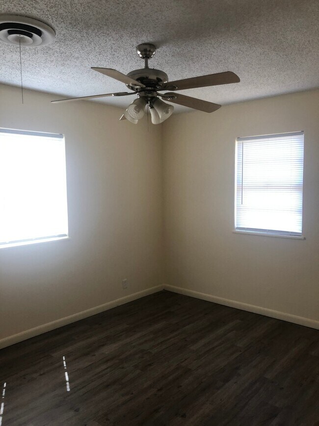 Building Photo - CLYDE AMERICA!  3 bed 1 bath 1 car garage!...