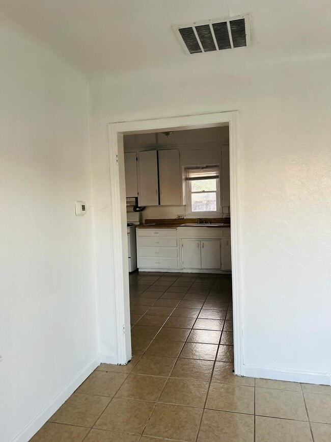 Building Photo - One Bedroom Cottage Available Now