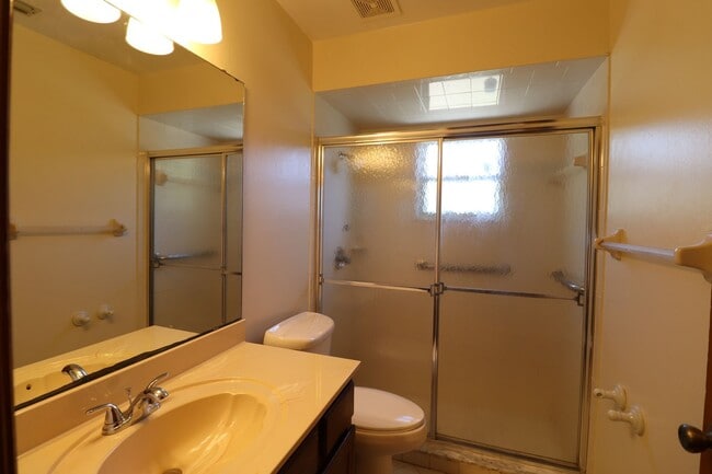 Building Photo - 3/2/2 Split plan with over 2100 square feet